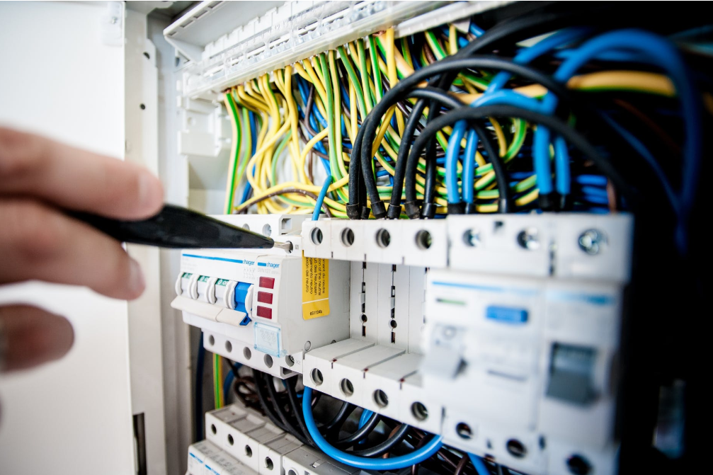 5 Easy Steps to Become A Certified Electrician - Hutco